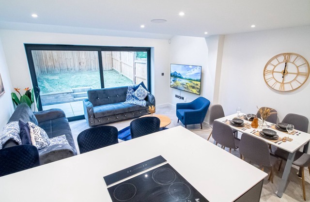 Bv Leeds 4 bedroom Townhouse With Private Parking