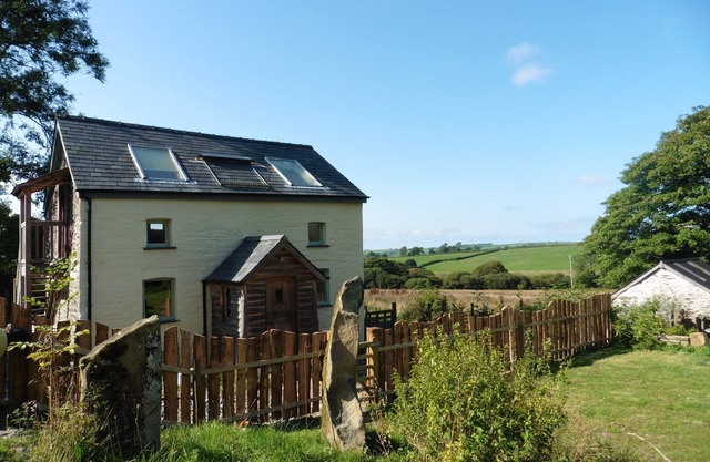Bwthyn Bran, 1-bed cosy cottage on the edge of the Preseli hills. Pet friendly