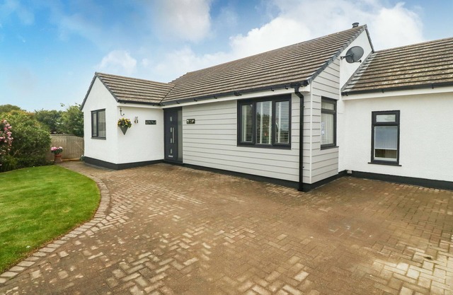 BWTHYN EIRLYS (SNOWDROP COTTAGE), family friendly in Cemaes Bay