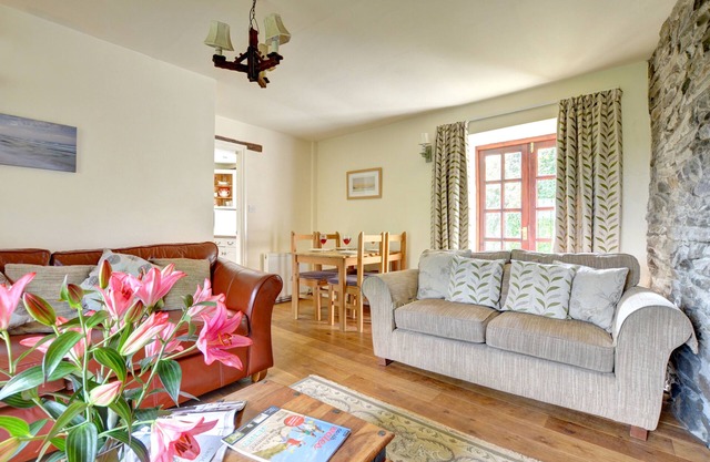 Bwthyn Gwyn - Two Bedroom House, Sleeps 4