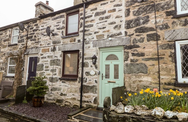 BWTHYN Y CWM, pet friendly, with open fire in Penmachno