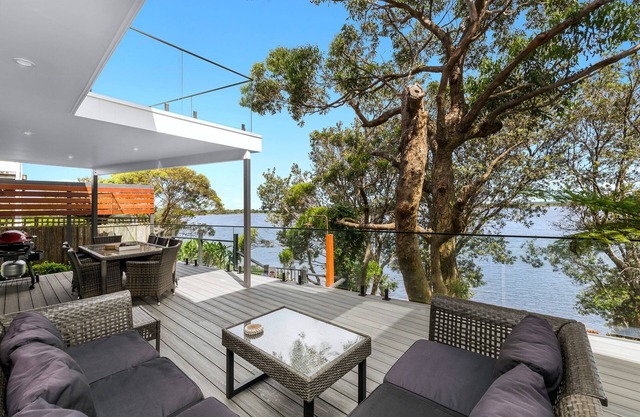 By The River: Large holiday home with river frontage. 2 min walk to the beach.