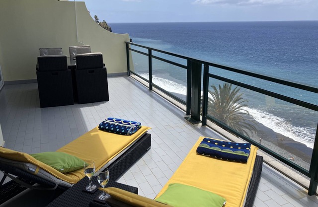 By the sea penthouse apartment with air conditioning & swimming pool