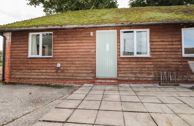 BYRE COTTAGE 2, family friendly, with pool in Storrington