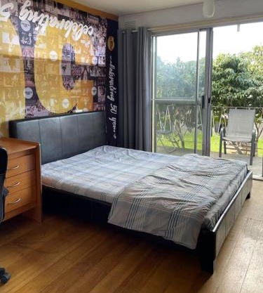 c 交通便利民宿旅店Queen room near business district