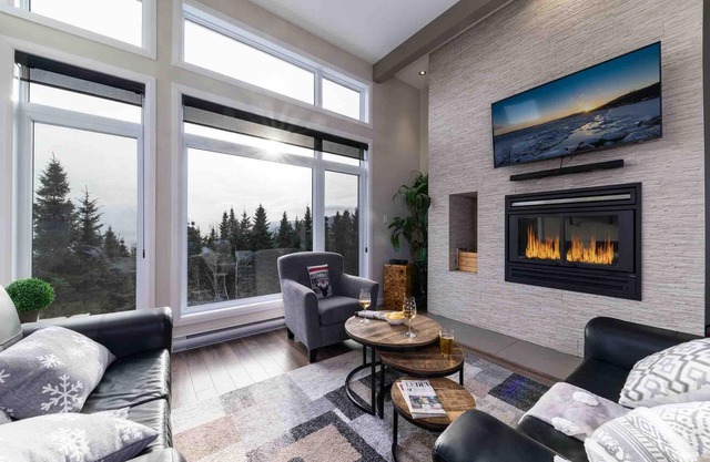 Chalet Bleu 6: Mountain Views, Spa, Pets OK, Games