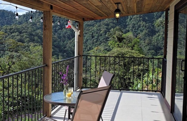 Cabaña en la Montaña Cerca del Parque Nacional Tapantí Orosi, Cartago Costa Rica