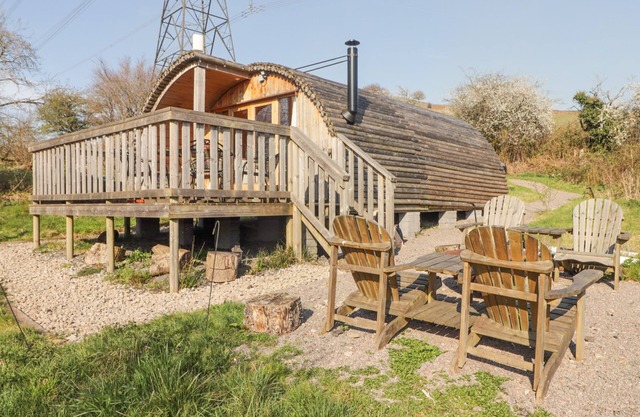 CABANAU BACH, pet friendly, character holiday cottage in Bedwas