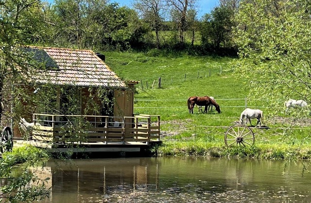 Cabane au Bord de L'eau