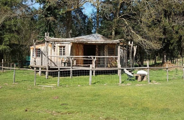 Cabane sur Pilotis au Bord de L'eau