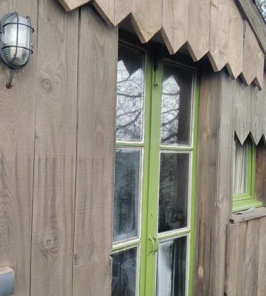 Cabane perchée de Lys dans les chênes verts et le micocoulier
