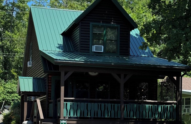 Cabin 1 Waterfront - Three Pines Lodging & Marina