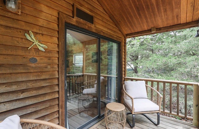 Cabin 10~ Cozy Toronto Lake Cabin ~ Walk To The Water 1 Bedroom Cabin by RedAwning