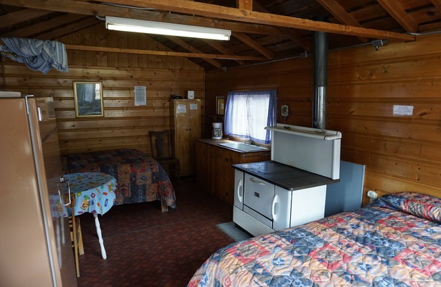 Cabin 2 at Sportsman’s Lodge, Rustic Cabin 2 at Sportsman's Lodge