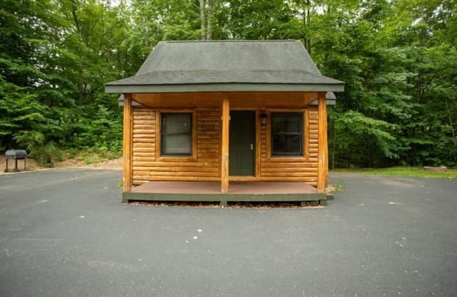 Cabin 2333 - Secluded Log Cabin within Private Resort