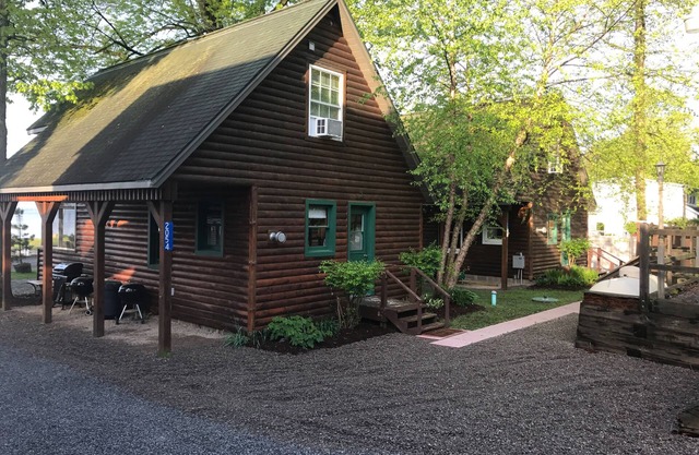 Cabin 3 Waterfront - Three Pines Lodging & Marina
