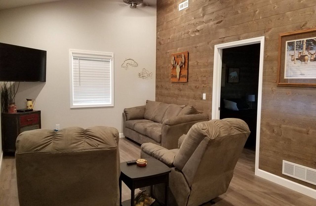 Cabin at Oak Hollow Campground - Located between St Patrick and Lake of the Oaks