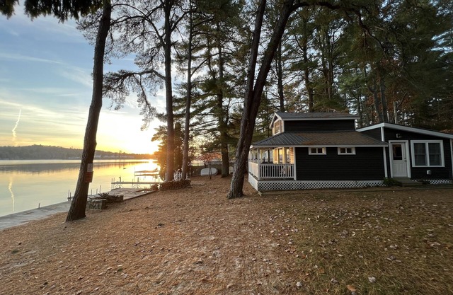Cabin at Sunshine-Situated on the Sandy Shore of Long Lake