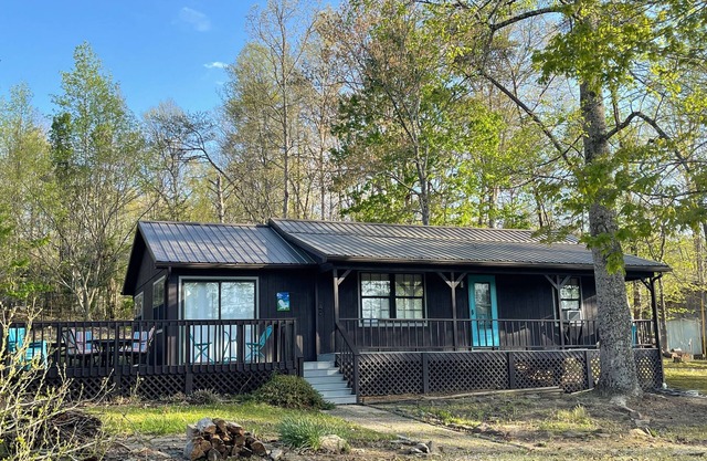 Cabin Down Dog Creek on Nolin Lake is steps from the neighborhood Boat Ramp!