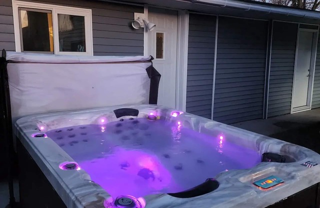 Cabin in Oscoda with hot tub and game roomnn