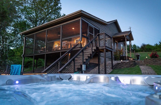 Cabin in Southern Illinois - Hot Tub - Romantic Getaway -Shawnee National Forest