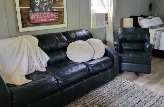 Cabin in the woodlands/Floating Illinois River