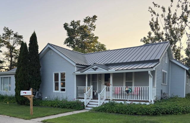 Cabin-like feel in the City, Steps from the trail and Downtown Cheboygan