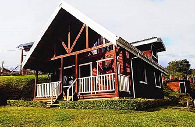 Cabin on 1.5 acre property just for you. Relaxing. Spectacular view.