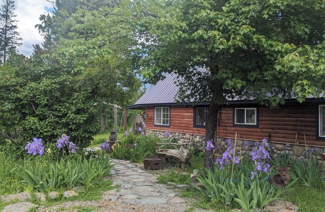 Cabin on a working homestead in Heron, Mt. " Heifer, Pork and Pecker Farm"n