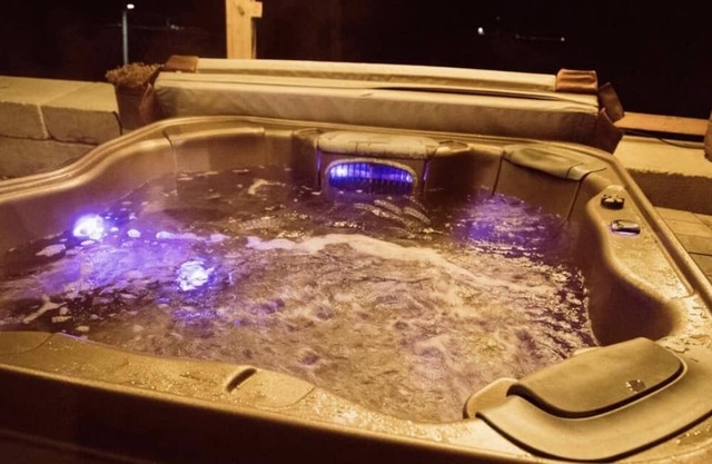 Cabin on the Bluff with Hottub