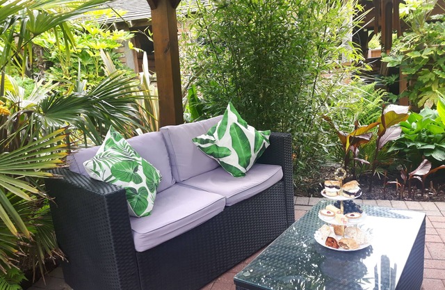 Cabin set in a Beautiful Romantic Tropical Garden