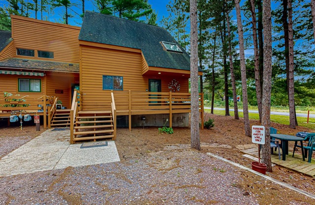 Cabin Style Condo with shared pool, hot tub, golf, & much more!