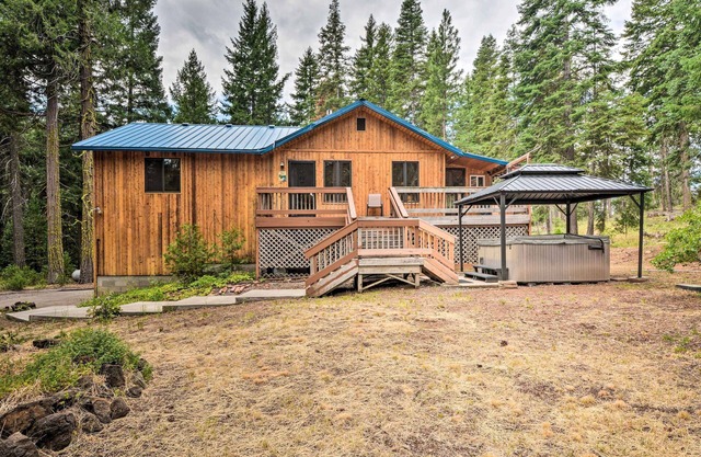 Cabin w/Hot Tub, By Crater Lake Nat'l Park!