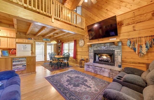 Cabin w/Hot Tub + Fishing Pond in Del Rio!