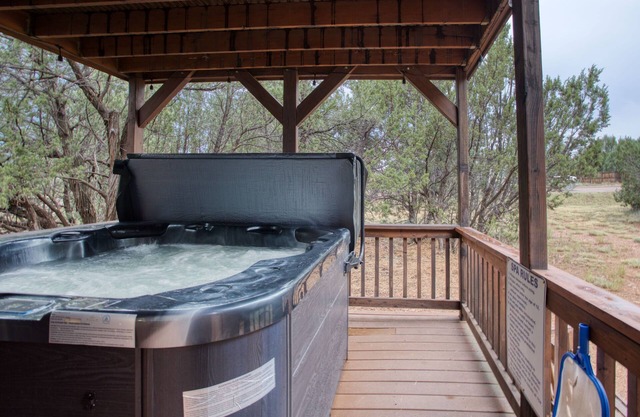 Cabin w/loft, private hot tub, and star-gazing deck! Sleeps 6!