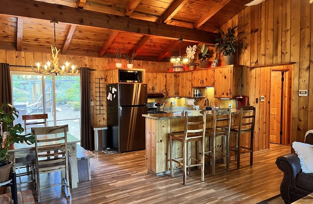 Cabin w/Spa - minutes from the Lake, Kings Beach, Tahoe City & Ski Resorts