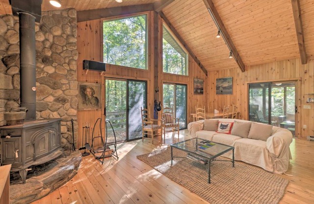 Cabin with 3 Acres, Tennis Courts By 4 Ski Mtns