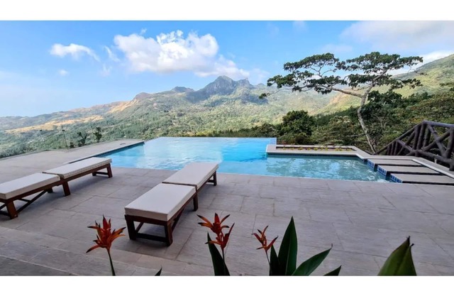 Cabin with Heated Pool and Spectacular Mountain Views
