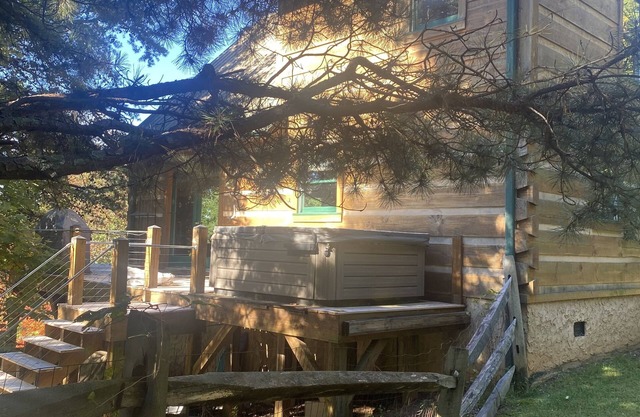 Cabin with Hot Tub on Golf Course Close to Stone Mountain State Park