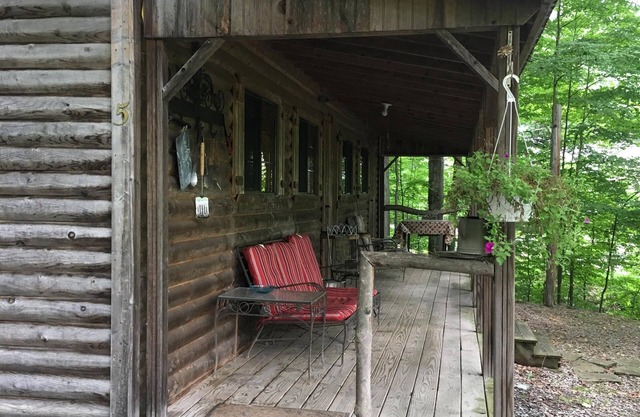 Cabin with lake views and beach access!