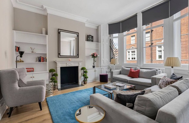 Cadogan Square Residence - High Ceilings & Balcony