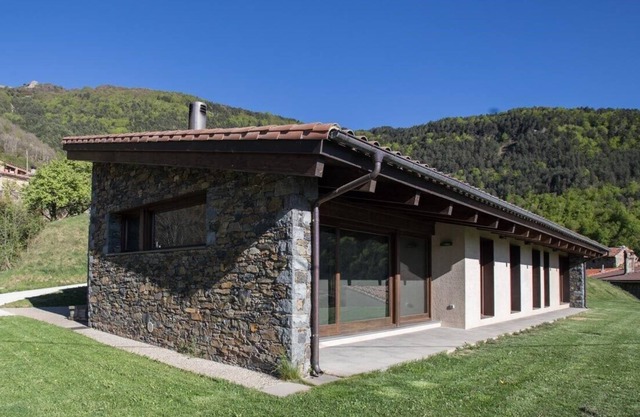 Cal Sadurní, Casa de diseño en la falda de la montaña del Taga