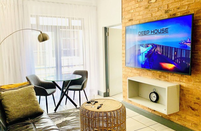CALDESMO Private Apartment in Pretoria near MENLYN & TIME SQUARE CASINO