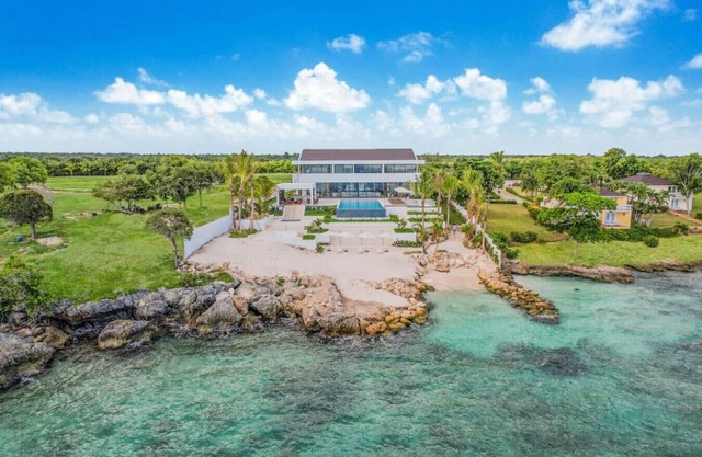 Caleton 24: Amazing ocean front villa w/beach, pool, full staff & golf carts