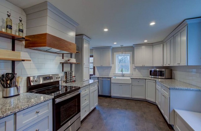 Calla Lily Farmhouse w/Creekview by Nook