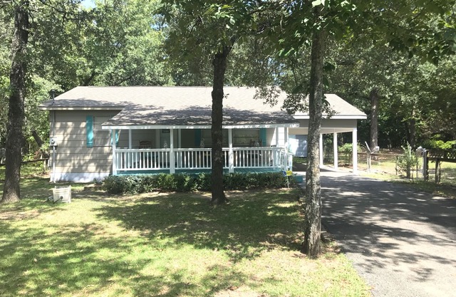 Callender Lake Cabin near Canton Trade Days and Artsy Edom,TX