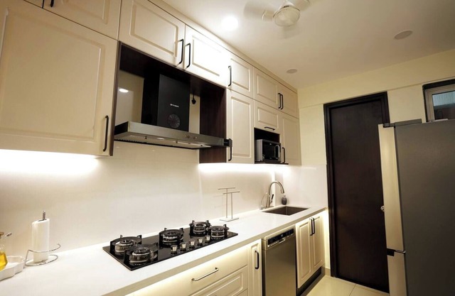 Calm 2-bedroom townhome with AC, WiFi, homestay.