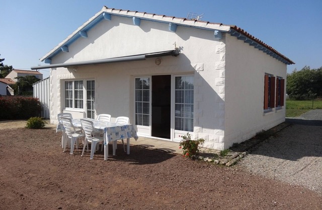 Calm cottage near fishing with garden and wifi