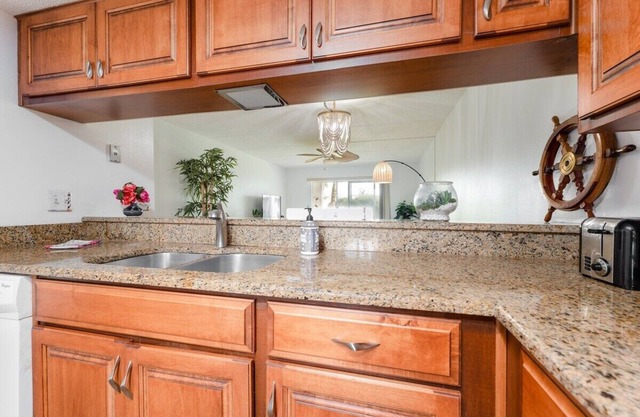 Calm Oasis Condo w/ Beach Access and Pool