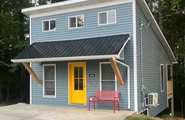 Calming 1-bedroom yellow door house close to lake with Wi-Fi, AC